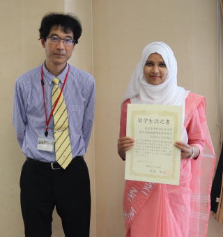 サルマさんが静岡県立大学 私費外国人留学生奨学金に採用され、授与式に参加しました