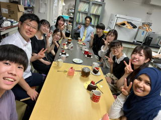 徳村助教の誕生日会