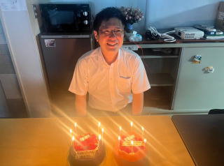 徳村助教の誕生日会